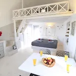 Shades Of White Appartement