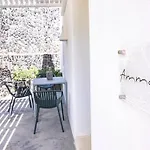Shades Of White Appartement