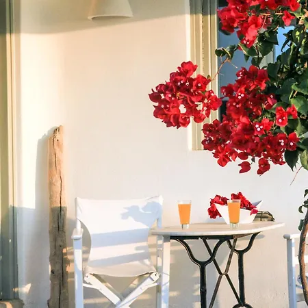 Shades Of White Apartment *