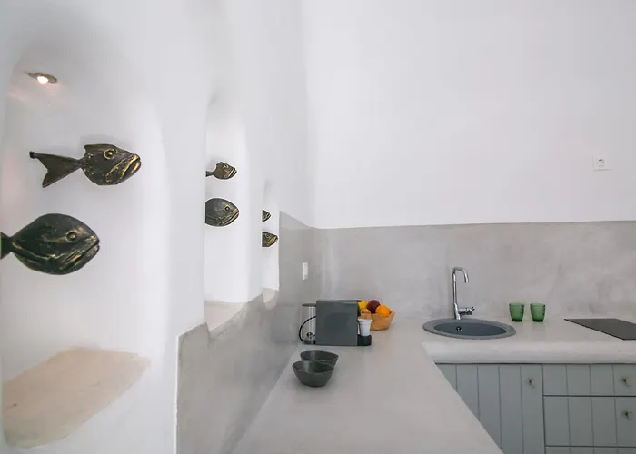 Shades Of White Emporio (Santorini)